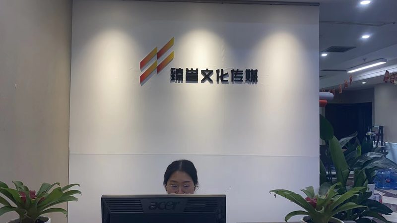 师资力量是衡量课程质量的关键因素。一个优秀的短视频拍摄课程，应该拥有以下特点：